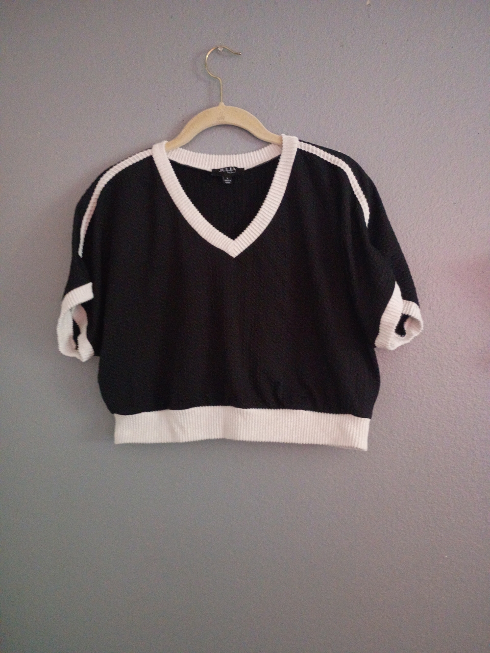 Love Black and White V-Neck Short Sleeve Sweater